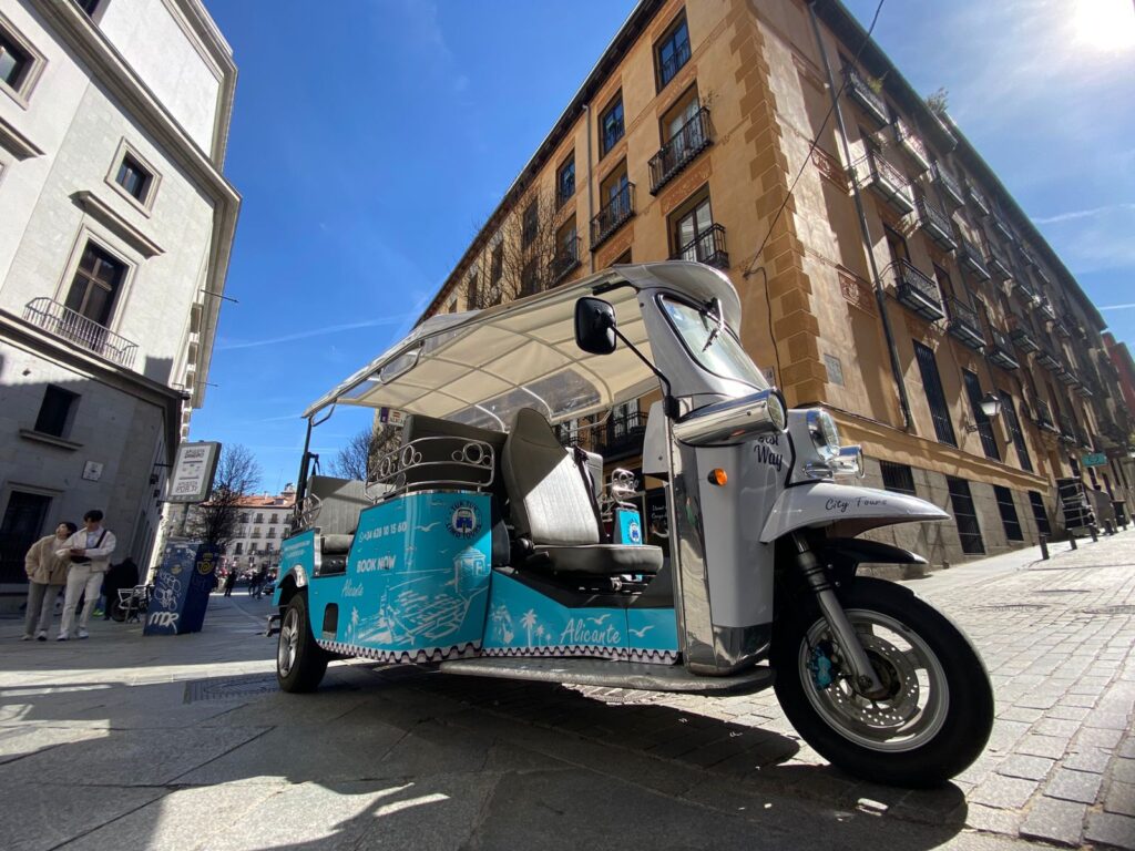 tuk tuk vs bus tour madrid