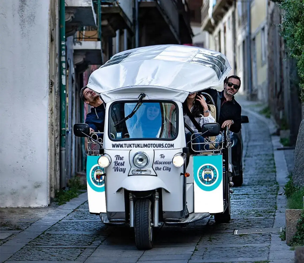 tuk tuk vs bus tour madrid