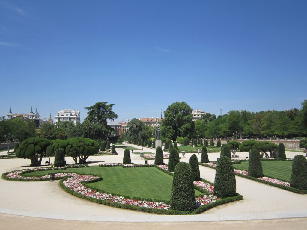 Retiro Park lake and Monument to Alfonso XII, a relaxing afternoon stop in Madrid.